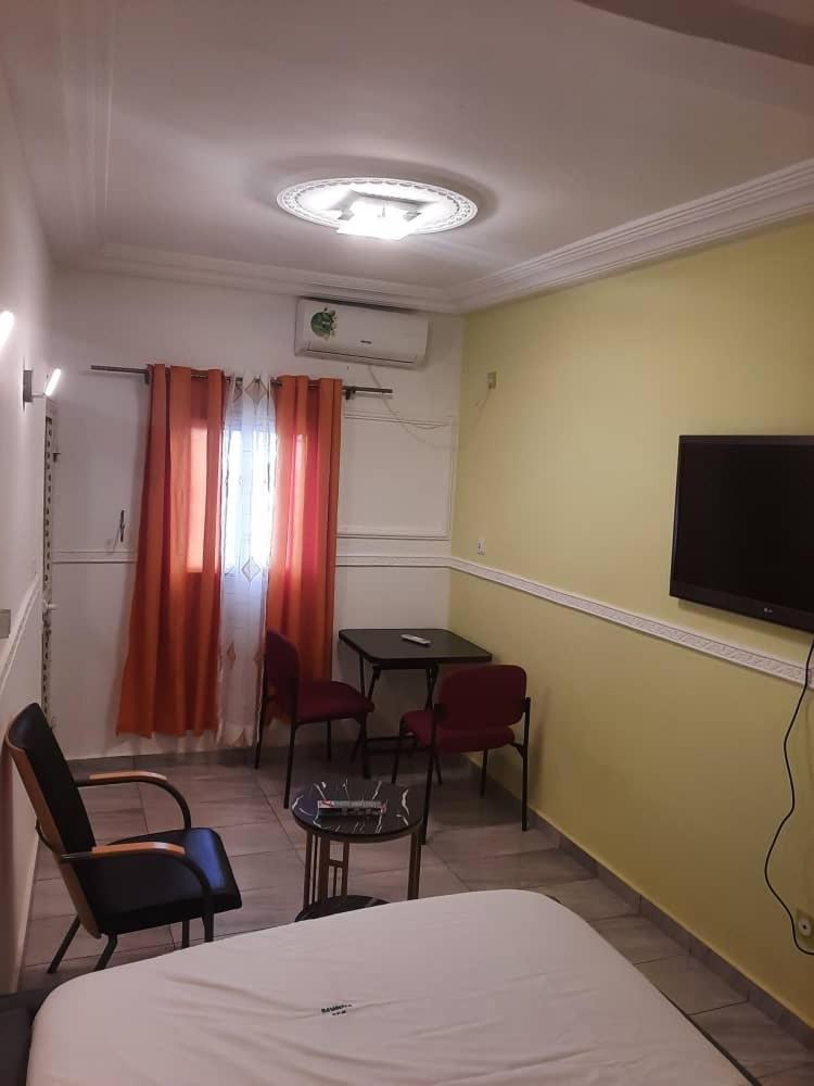 Residence P P M Odza Яунде Экстерьер фото